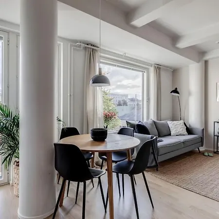 Modern 2 Bedroom In Centre *